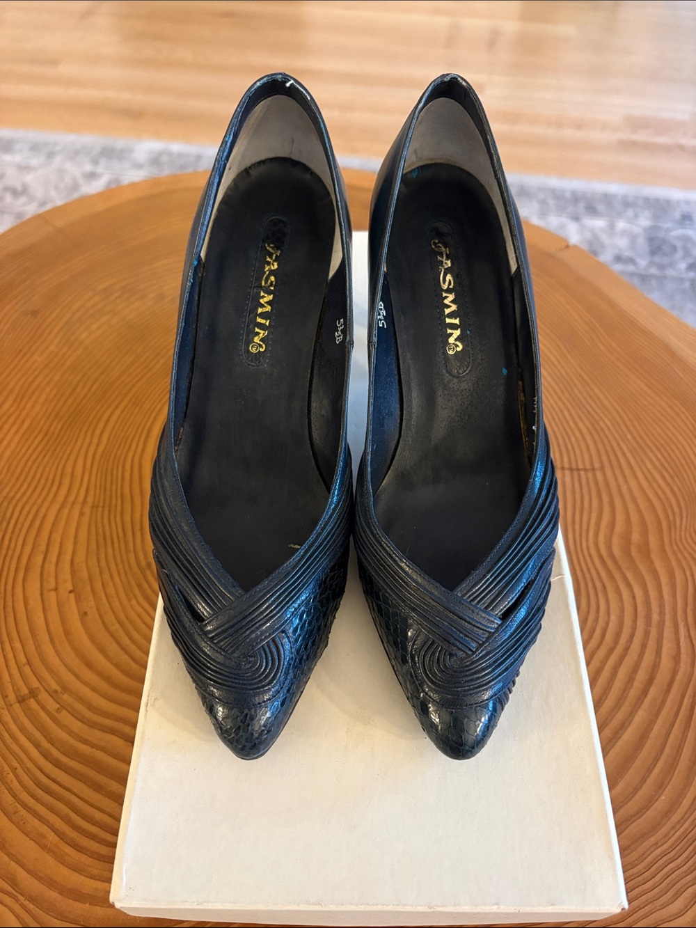 Jasmin Vintage Women’s Navy Pointed-Toe Heels with Textured Upper - 5 1/2B